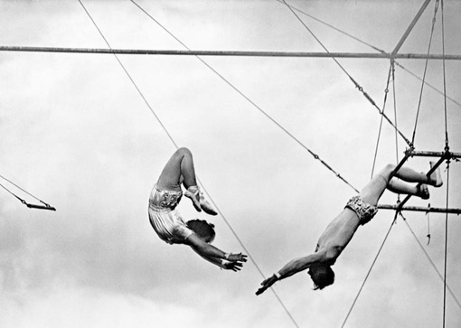 льфредо Кодона был первым цирковым гимнастом, который стал постоянно использовать в своей програм...